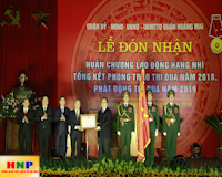 Quận Hoàng Mai đón nhận Huân chương Lao động hạng Nhì